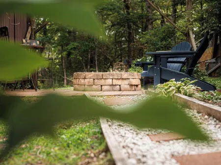 "Simply Serenity Yurt"- Unique Mountain Getaway w/ Hot Tub on Blue Ridge Parkway Отели в г. Пайпер Гэп