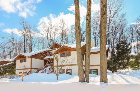 Disciples Village beautiful Condo - Steps to ski and lakes