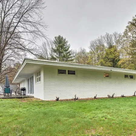 2 Mi to Lake Winnipesaukee! Group Hideaway