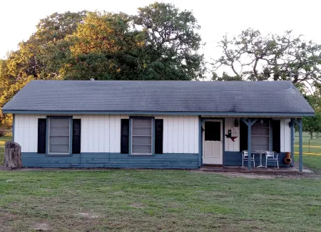 The Franklin Ranch Hunter's Cabin - 35 Minutes from Texas A&M football! Отели в г. Робертсон