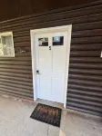 Charming log cabin on gravel back road with peace, quiet, all amenities of home