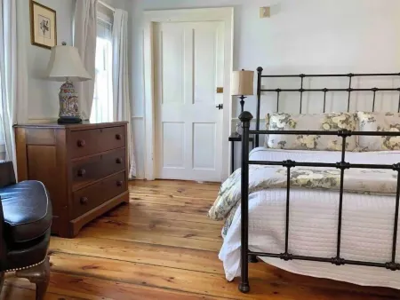 Maple Suite- Private  Ground Floor Apartment in Front of Smith College