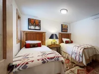 COMFY COZY SLOPESIDE CONDO-HOT TUB HEATED POOL ACCESS -5 MIN FREE RIDE TO LIFTS