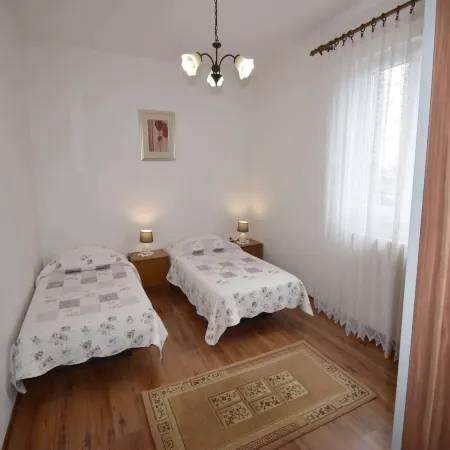 Cozy Apartment Near Beach