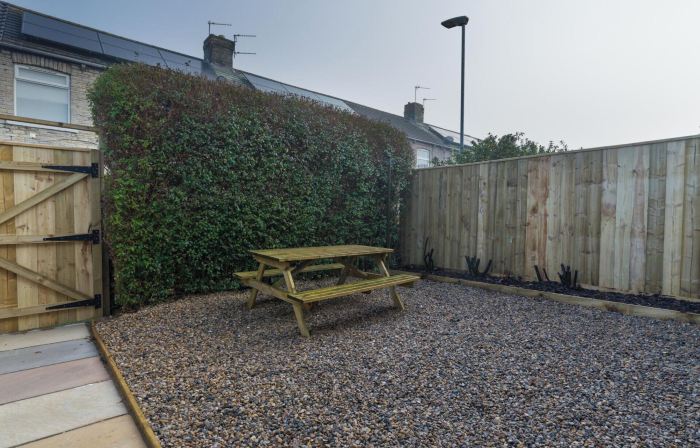 Chestnut House - Sleeps 4 - Pet Friendly -Parking