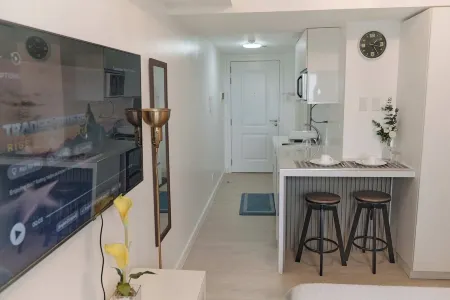 M&R Condotel in Azure, San Fernando, Pampanga Отели рядом с достопримечательностью «Don Honorio Ventura Technological State University, Sto. Tomas Campus»