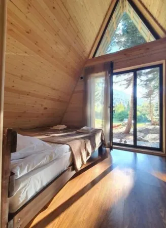 Cabin in the forest, near to ski lift, provide breakfast and dinner