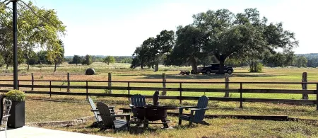 Gruenfelden Farms-1860's restored farmhouse- hilltop views; 10 min to Round Top;