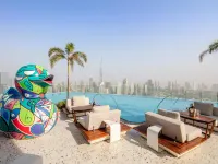 SLS Dubai Hotel & Residences - สระว่ายน้ำแบบอินฟินิตี้