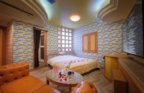 快樂親吻酒店 - 限成人