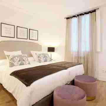 Extraordinary high-end apartment with private terrace. Madrazo IV Rooms