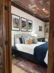 Cozy studio with queen pullout sofa on scenic working ranch in Fort Worth.