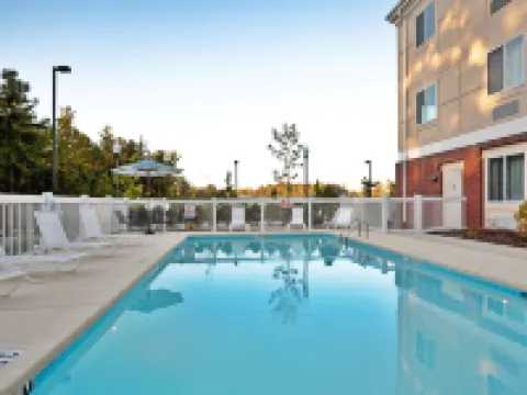 智選假日套房酒店南部的杉木樹叢區 穆爾縣酒店