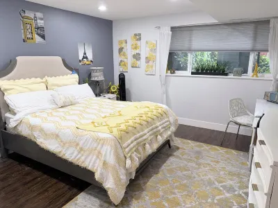 Newer Nifty Fifties large 2 bedroom with hot tub and putting green! Hotels near Ladner Village Market