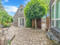 Cozy Rose Cottage in Salem