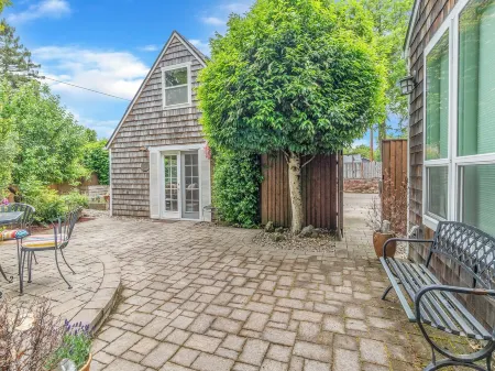 Cozy Rose Cottage in Salem Отели рядом с достопримечательностью «Уилламеттский университет»