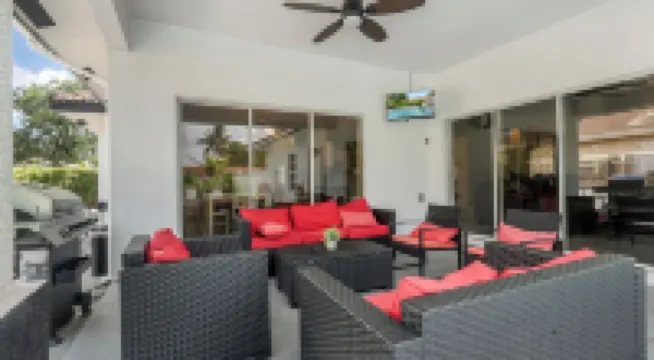 Delray Castle-Minutes to the beach and Atlantic Ave