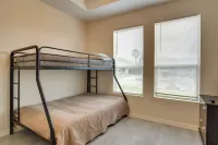 Wfh-Friendly Brownsville Home w/ Private Patio - Spa