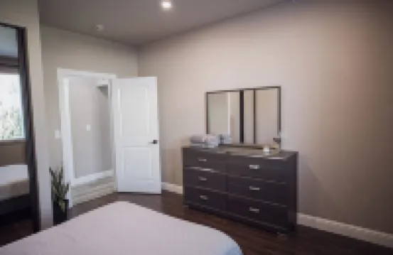 Travelers Dream! Large Home, Huge Yard, Style & Comfort