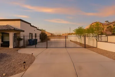 Private Villa & Enclosed Hot Tub Room • Boat & RV Parking • Near Lake & Bridge Hotel a 