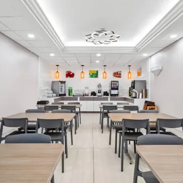 Quality Inn Airport - Cruise Port Отели рядом с достопримечательностью «Стейк-хаус Bern's»