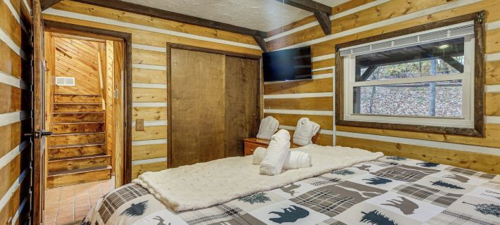 Lake Access & Hot Tub! Serene Rockbridge Cabin Hotels in Hocking County