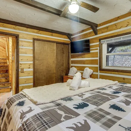 Lake Access & Hot Tub! Serene Rockbridge Cabin