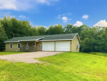 Cottage near Munising, Pictured Rocks, Waterfalls, hiking, Snowmobile/ATV trails Отели в г. Мунизинг Тауншип