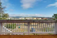 1 Mi to Dtwn Coos Bay: Sleek Apt w/ Deck & Views! - 3-Star