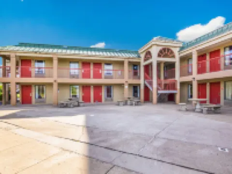 Econo Lodge Inn & Suites Brooks - Louisville South Hotels in Hillview