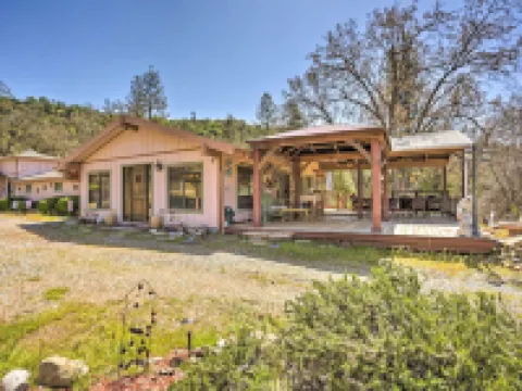 Gorgeous Oakhurst Retreat w/ Swimming Hole! Hotels in Oakhurst