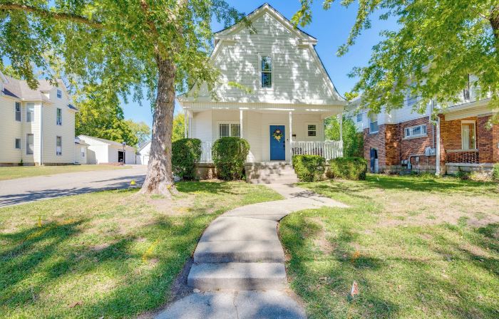 Walk to Dtwn Warrensburg Cozy Family Home!