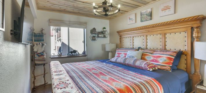 Ski-in Red River Retreat Balcony, Mountain Views! Hotels in Red River