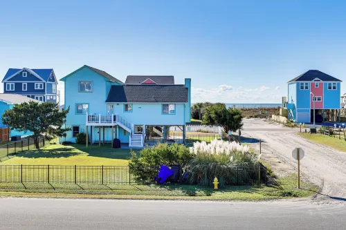 Oceanside Oak Island Getaway for Families and Pets! - 3-Sterne