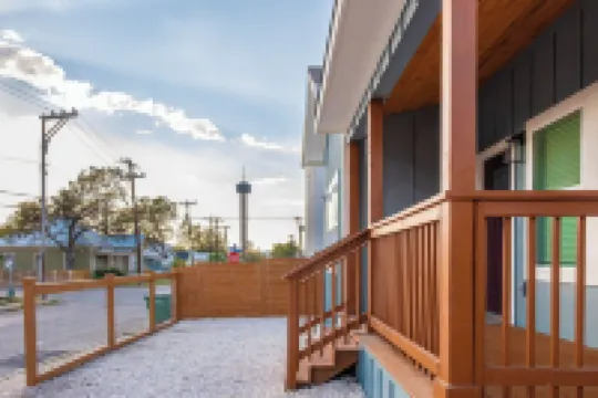 距離活動中心幾分鐘路程的五卧三浴室房屋，帶天際線景觀