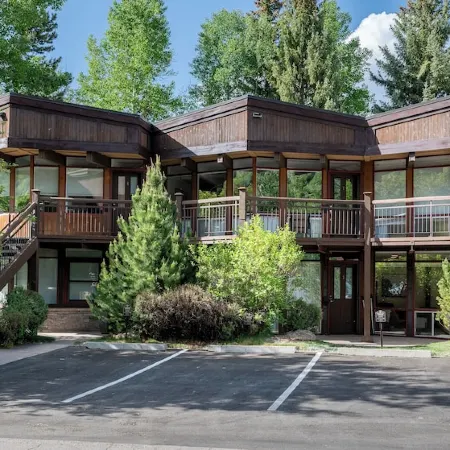 Steps to Gondola • Mountain Views • Private Parking • Aspen Core 2BR •  Sleeps 6