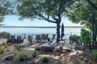 Lakefront Estate: Stunning Views, Deck, Bar & Dock - 3 tähden