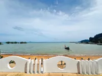 Anyavee Chom by the Sea - Pemandangan Pantai