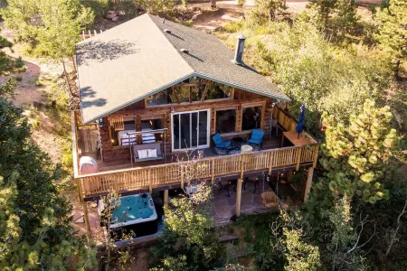 Unique, Romantic Getaway - 1 hr to Denver - Hot Tub - Views