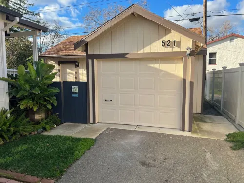 Cozy Cottage 1 Bedroom with King Bed Fenced Pet Yard 5Min Walk to Old Roseville