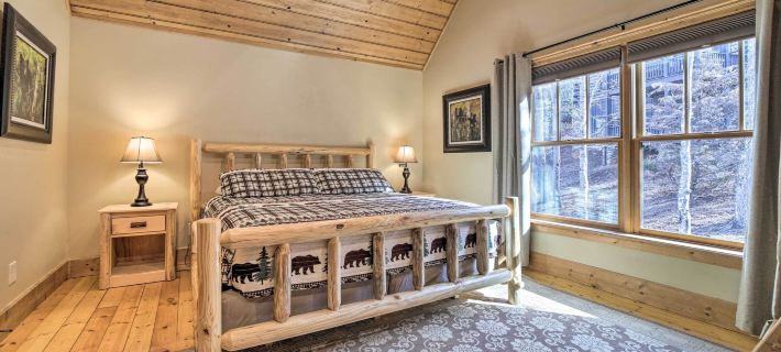 Hot Tub + Pool Table: Cozy Franklin Cabin! Hotels in Macon County
