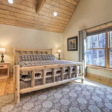 Hot Tub + Pool Table: Cozy Franklin Cabin!
