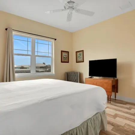 Palm-surrounded Stunner With Enclosed Pool & Water Views - Dog-friendly