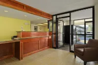 Days Inn by Wyndham Overland Park/Metcalf/Convention Center - parking