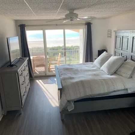 Welcome to Paradise! Breathtaking Ocean Front -Top Floor Condo