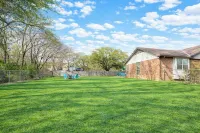 Green Belt cul-de-sac with hiking trail in the heart of the city. 5 Miles -DFW