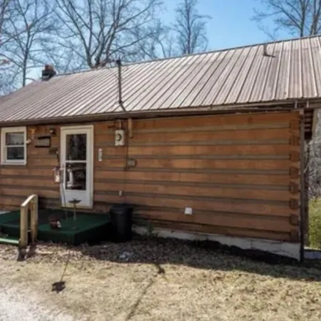 Cozy cabin for 4, 2 King size beds.  Porch with view of lake. Full kitchen.