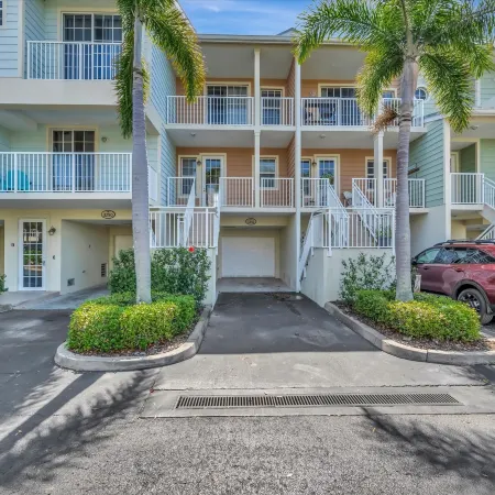 Mangrove View 2BR - Pool Hot Tub Gym Access