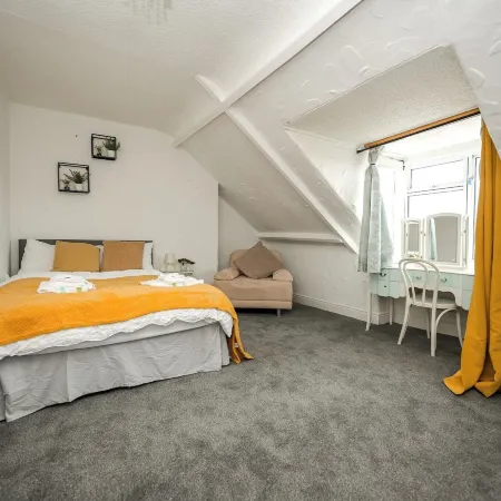 Apt - Sleeps 10 - Parking - Ideal for Contractors