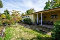 Sunflower Studio - 7 Minutes To Uo & 4 Minutes To Downtown 1 Bedroom Studio